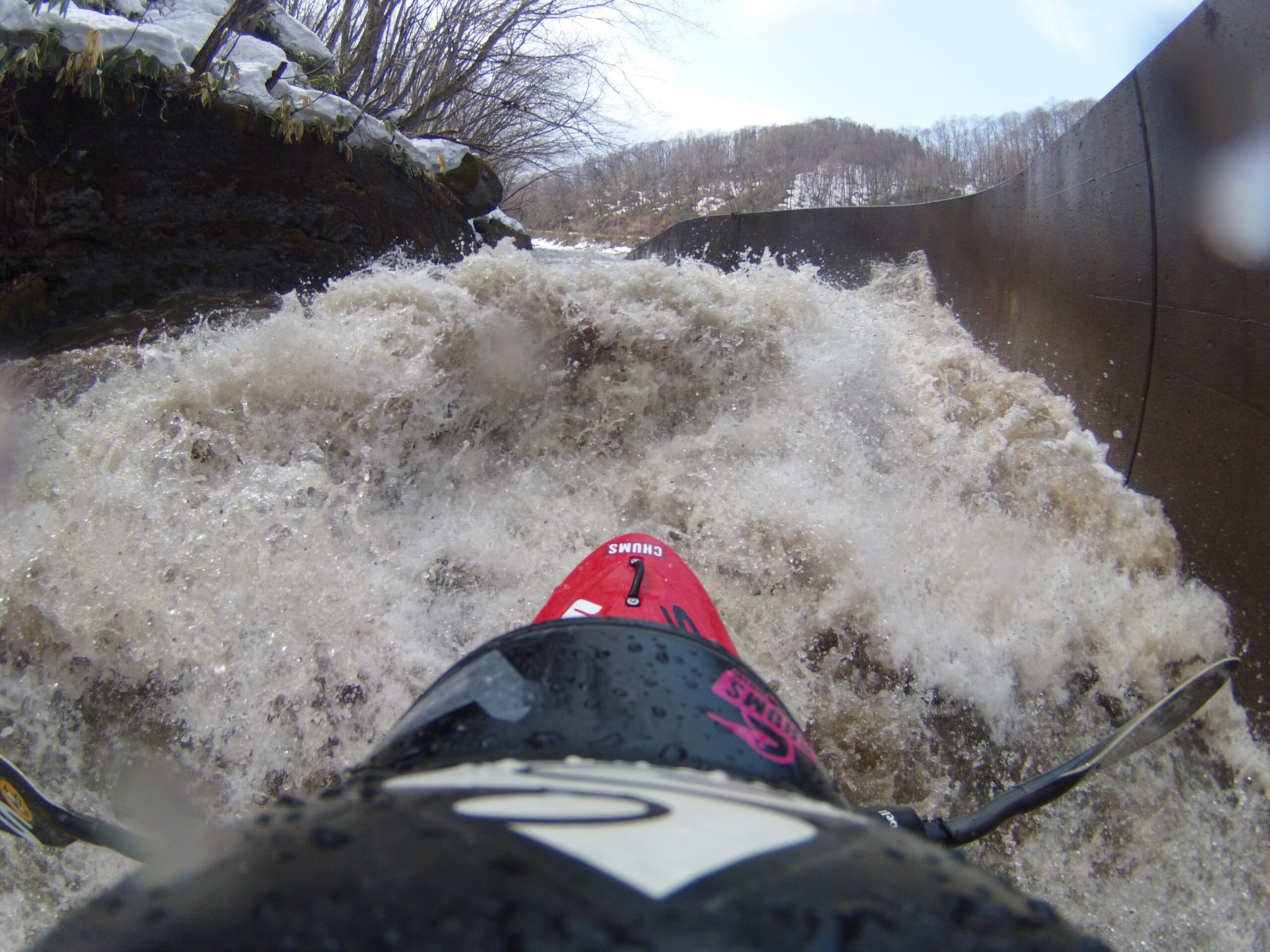 今季初の春コース水位 濁流の中カヤックを漕ぐ ニセコウッカ