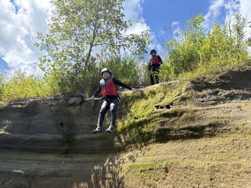 ニセコでのラフティングを楽しむ家族・飛び込み